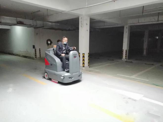保山小区物业保洁不用人力改用驾驶式洗地机了
